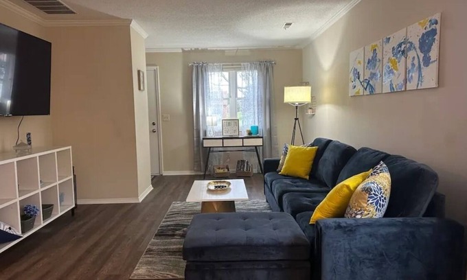 Fort Wayne Casa | Cozy home! Near downtown, St. Francis, mall, Fort Wayne Children's Zoo and more!