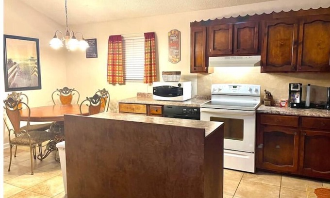 Perry Casa | Cozy Home- Near Perry Fair - Rigby's-Robins AFB