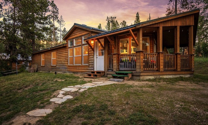 Donnelly Cabina | Cozy Home Nestled in Donnelly w/ Sandy Beach Access
