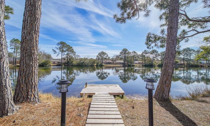 Pensacola Casa | Cozy Home on a Lake - 8 Miles to the Beach!