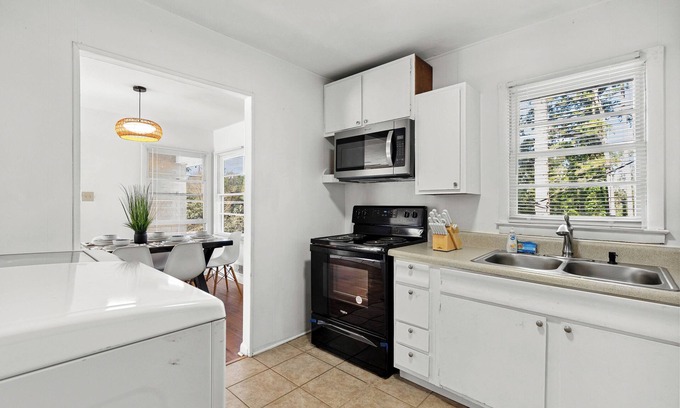 White Stone Casa | Cozy Home one block from The Creek Golf Club