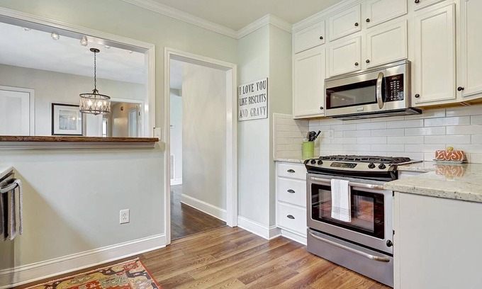 Wade Hampton Casa | Cozy Home Quiet Neighborhood - 10 minutes to downtown Greenville