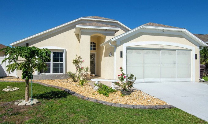 Lakeside Estates Casa | Cozy home steps from Theme Parks & Coast!