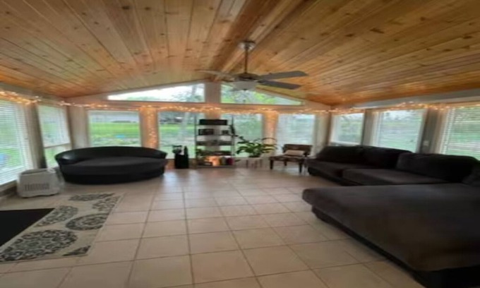 North Central Omaha Casa | Cozy Home <> Sunroom & 75 in TV