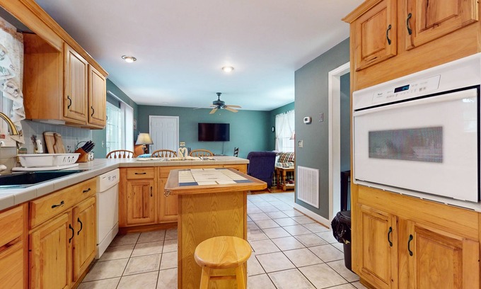 Kodak Cabina | Cozy home w/ large yard, games, close to Douglas Lake - free attraction tickets