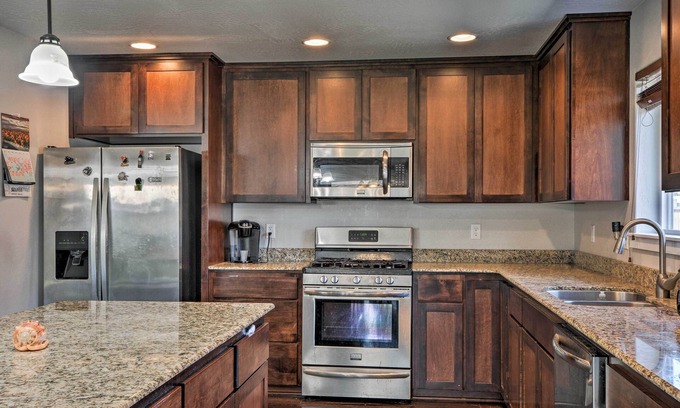 Medford Casa | ¡NUEVO! Acogedora casa w / Yard - 3 Mi. al centro de Medford!