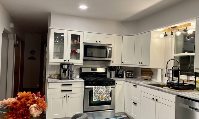 Iowa City Casa | Cozy Home Walking Distance to the Stadium and Downtown! Kid and Pet Friendly.