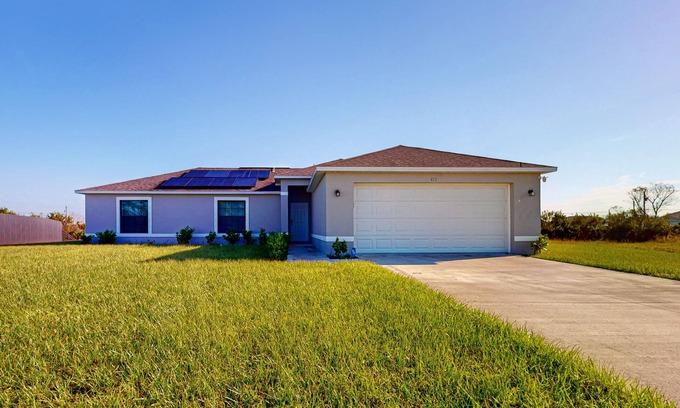 Diplomat Casa | Cozy Home with backyard, canal view, fully equipped kitchen, dog friendly
