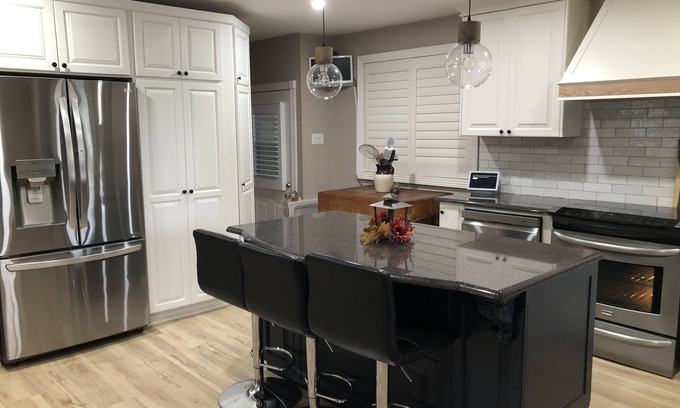 White Oaks Casa | Cozy home with backyard oasis