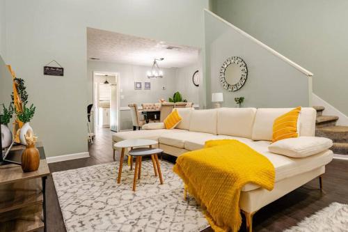 Alpharetta Casa | Cozy home with BBQ grill, Firepit, Basketball and Foosball