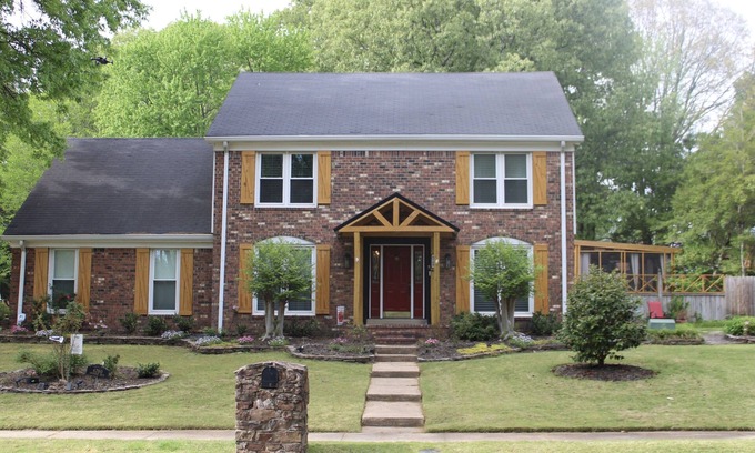 Ellendale Casa | Cozy home with breathtaking backyard view. Uber Eats card with 5 or more days