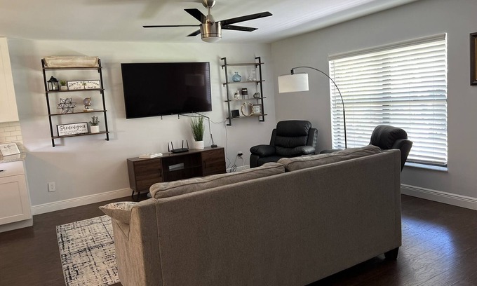 Port Saint Lucie Casa | Cozy home with great big backyard shade tree