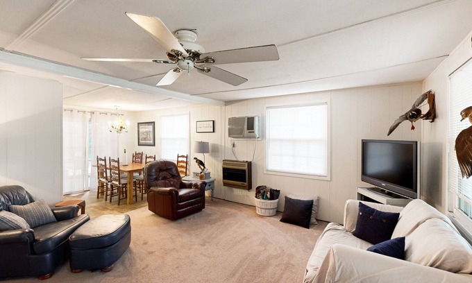 Manning Casa | Cozy home with lake views and screened patio - come enjoy the outdoors!
