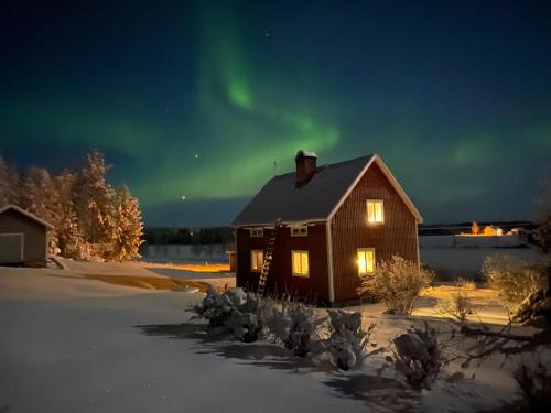Overkalix Casa | COZY Home with LAKE view-free WiFi - free SAUNA