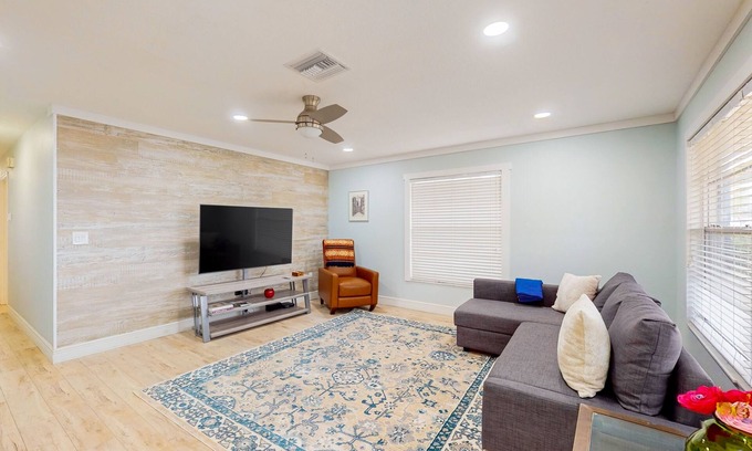 West Bradenton Casa | Cozy home with modern kitchen, lanai, & washer/dryer- perfect for group stays