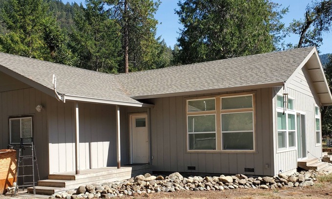 Willow Creek Casa | Cozy home with pool, next to golf course, 5 min from the river