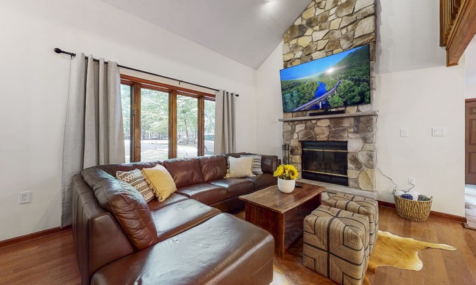 East Stroudsburg Casa | Cozy Home with Theater Room and Hot Tub