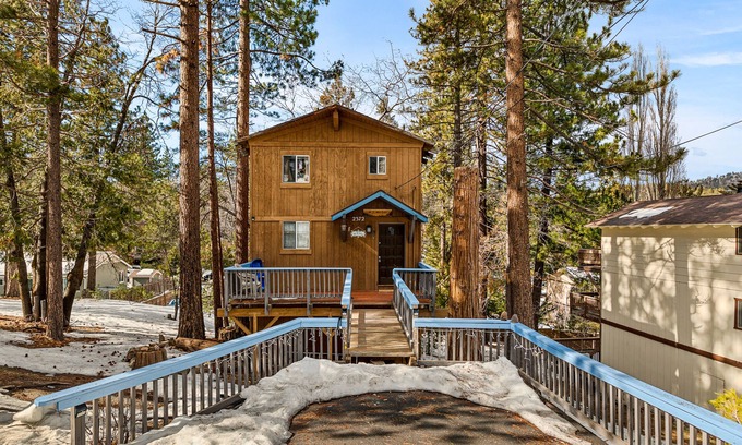 Arrowbear Lake Cabina | Cozy home with wood-burning fireplace, WiFi, game room, deck, & washer/dryer