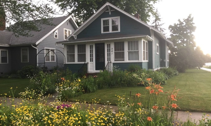 Wisconsin Rapids Casa | Cozy home with large porch near downtown riverfront, dining and entertainment