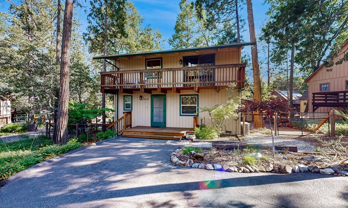 Twain Harte Cabina | Cozy home with wood burning fireplace, spacious deck, and BBQ