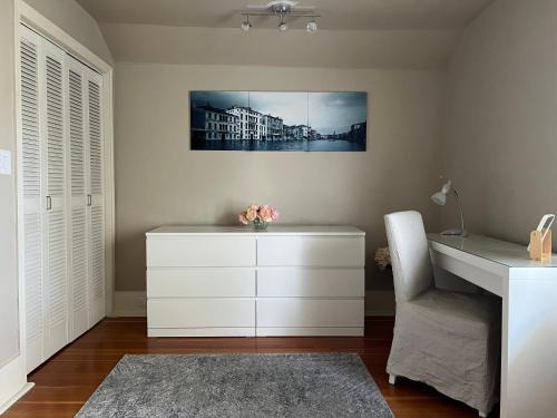 Tuxedo Casa | Cozy homestay in the master bedroom of a River Heights home