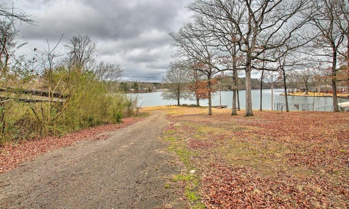Piney Apartamento | Cozy Hot Springs Studio with Boat Ramp Access!