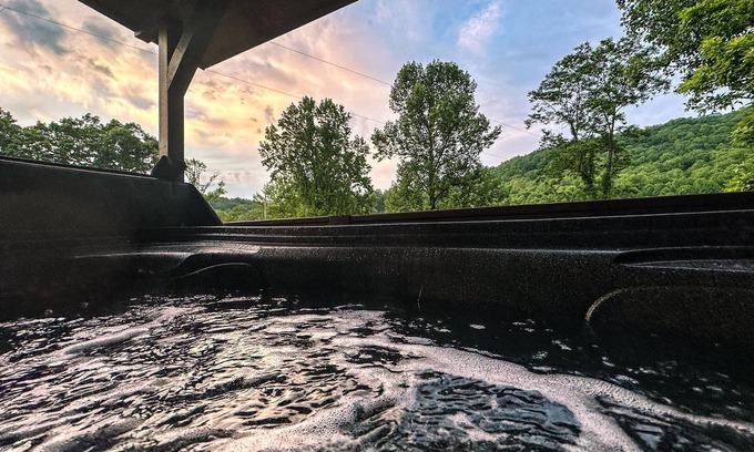 Scaly Mountain Cabina | Cozy hot tub cabin in charming Scaly Mountain, what a gem!