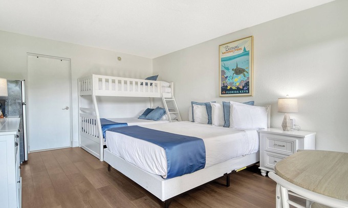 Whitfield Apartamento | Cozy Hotel Room, Bunk Bed, Pool, Tiki Bar, Close To Beaches, Food and Fun!