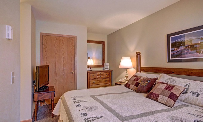 Historic District Apartamento | Cozy Hotel Room with Queen-Sized Bed