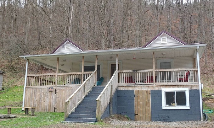 Henlawson Casa | Cozy house, 2 bed, 1 bath, full kitchen, close to Bearwallow