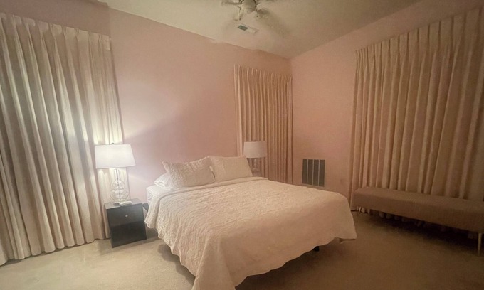 Milford Condominio | Cozy House close to the beach, shopping centers and DE Turf. Pet friendly.