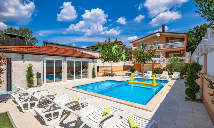 Imotski Villa | ACOGEDOR PISCINA CLIMATIZADA, CERCA DE LA PLAYA EN EL CONDADO DE SPLIT