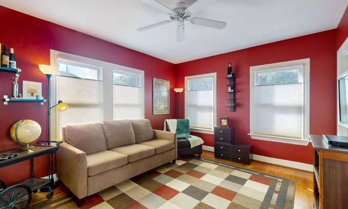 Boulevard Oaks Casa | Cozy house in central Houston with living room, WIFI and balcony