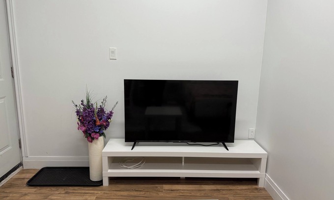 Oakridge Casa | Cozy house in charming Toronto with WiFi, AC