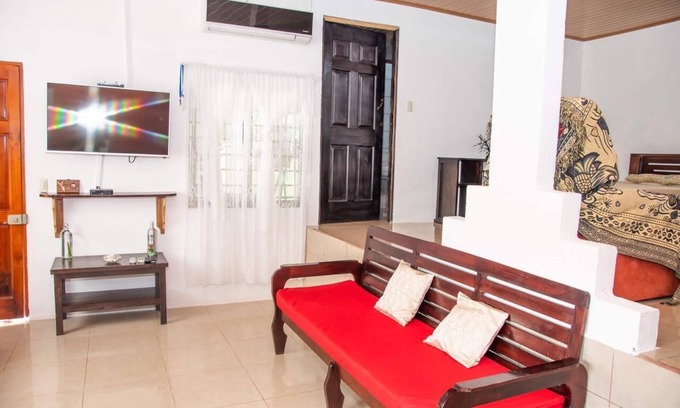 Quepos Casa | Cozy house in charming Quepos with AC, WiFi