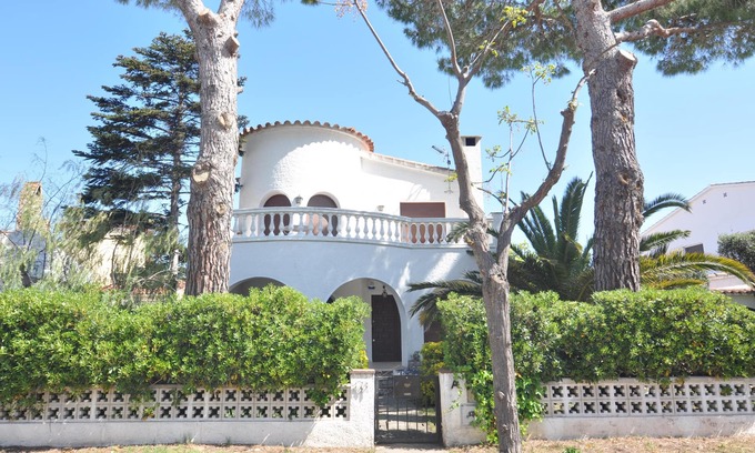 Empuriabrava Chalet De Esquí | ¡Casa Acogedora en Empuriabrava, Costa Brava! 4 Dormitorios, Cerca de la Playa, Jardín, Barbacoa. ¡Reserva Ahora!