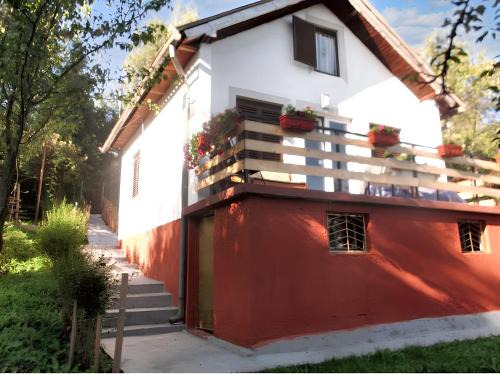 Busovaca Casa | Cozy House in Jazvine with Garden