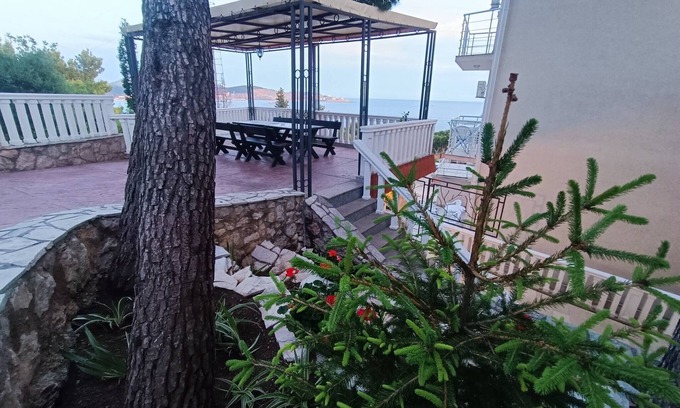 Susanj Casa | Acogedora casa en un pinar