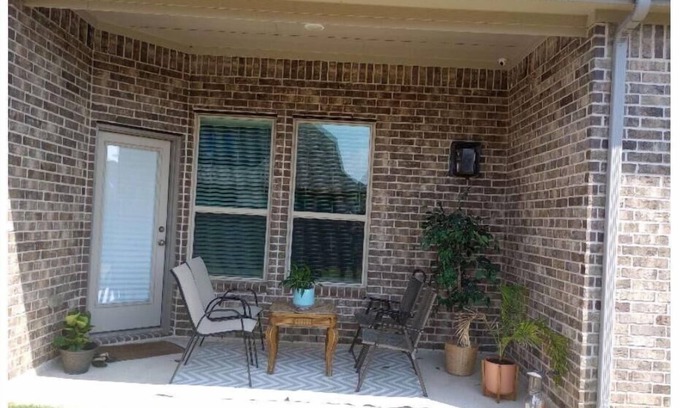 Richmond Casa | Cozy House in Richmond, Modern Amenities, Pet-Friendly, Community Pool and Gym!