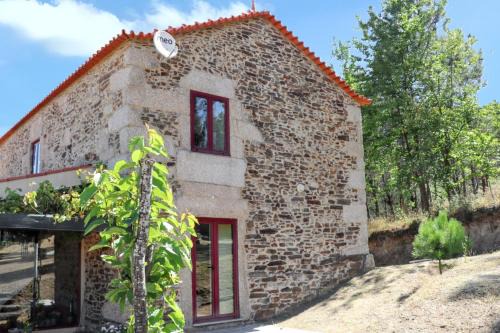 Faia Casa | Cozy House in Seia with Fireplace