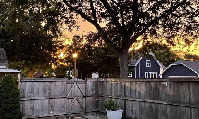 Whitefish Bay Casa | Cozy house in the north part of Milwaukee - 15 minutes to downtown!