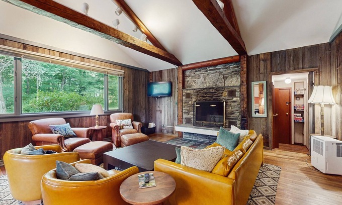 Warren Casa | Cozy house nestled in the woods w/ balcony, close to recreation, w/d, wifi, TV