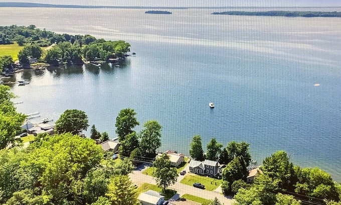 St. Albans Casa | Cozy house on Lake Champlain, sunsets, dog friendly, 1.5 bath, kayaks, mooring
