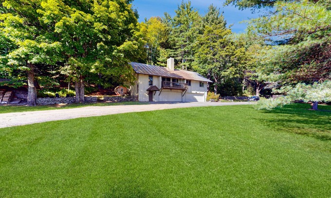 Jamaica Casa | Cozy house w/ mtn views, sauna, fire pit, BBQ, fireplace, w/d, deck, wifi, EV