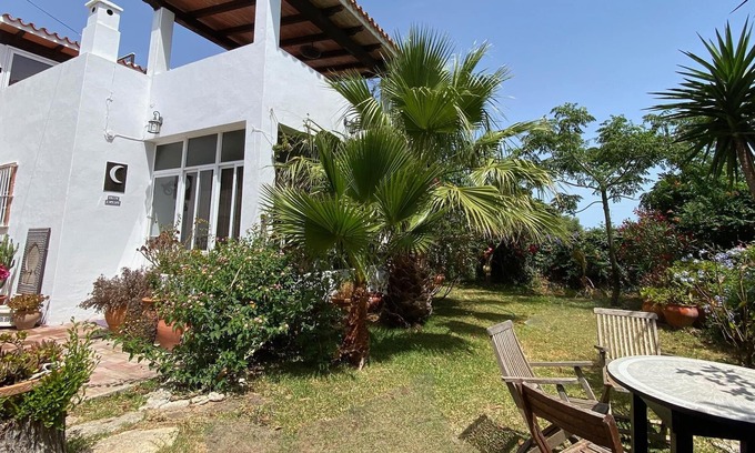 Zahora Villa | Confortable chalet con preciosa azotea y vistas al mar en Zahora. 4-6 personas.
