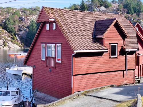 Rolvsnes Casa | cozy house with boat dock, sauna - FJORDTID