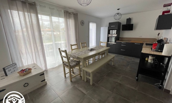 Saint-Reverend Cabaña | Casa acogedora con jardín y WiFi, cerca de la playa de Saint-Gilles-Croix-de-Vie
