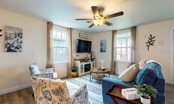 Buda Casa | Cozy house with full kitchen, hot tub, patio & WIFI, great central location