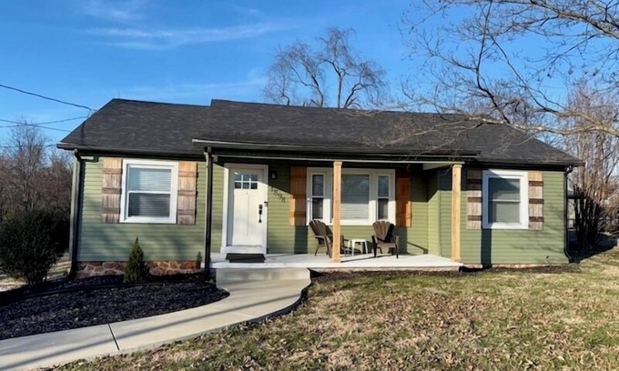 Bowling Green Cabaña | Cozy House with lots of charm!