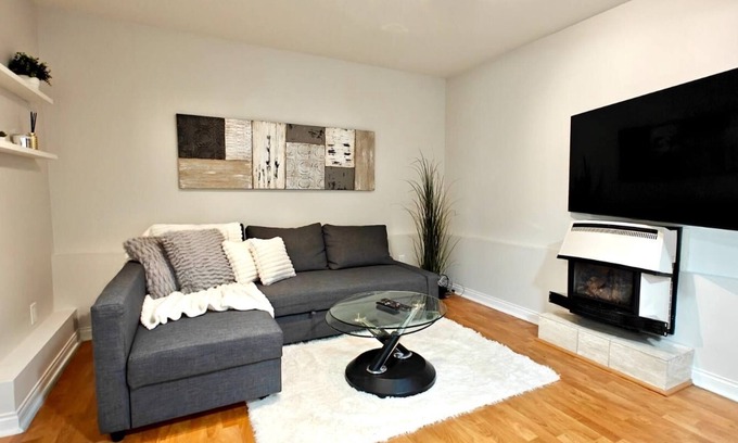 Upper Lonsdale Casa | Cozy in home Suite in Upper Lonsdale, footsteps away from it all